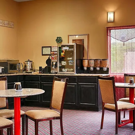 Econo Lodge Inn & Suites 