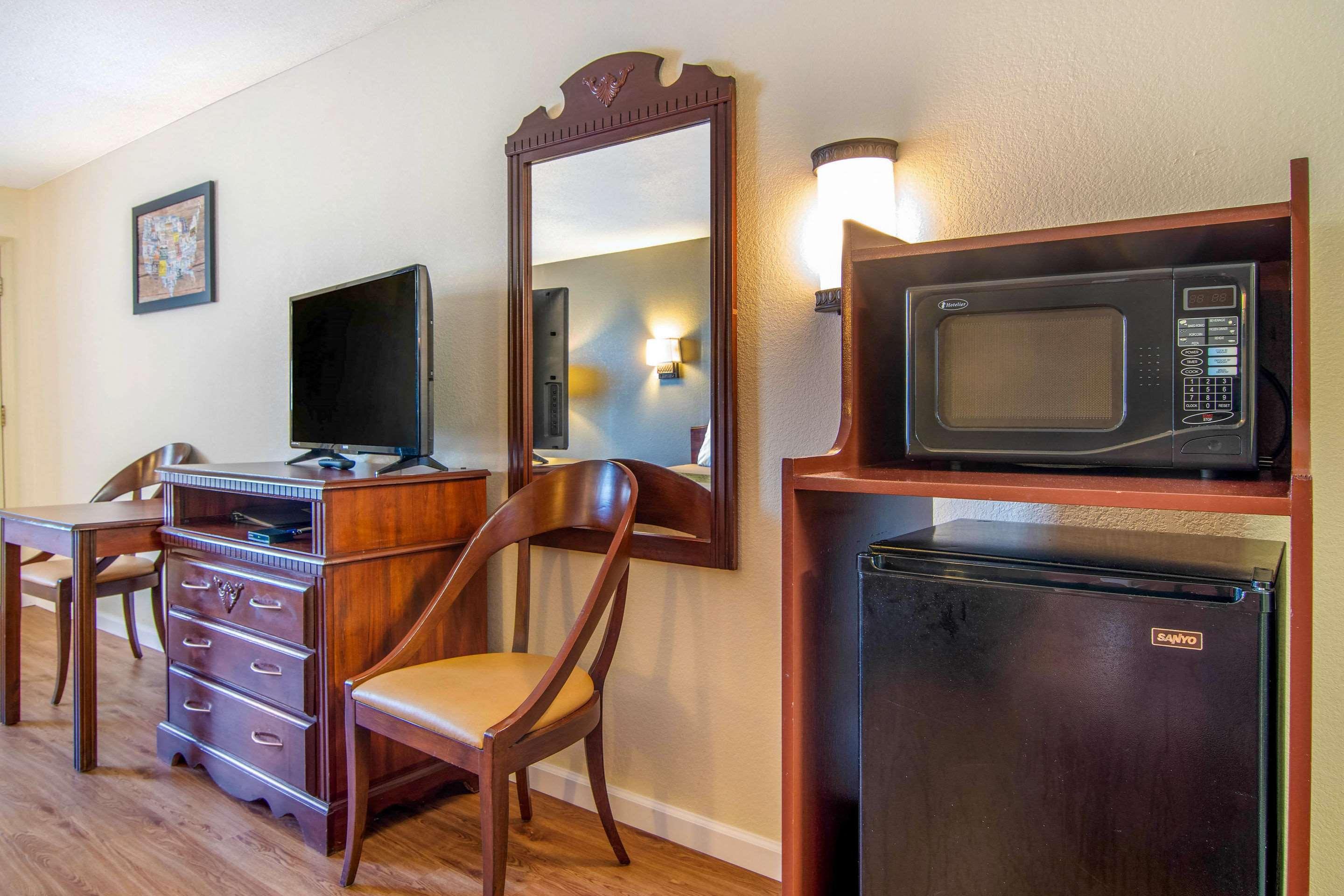 Econo Inn&suites Hotel 2*