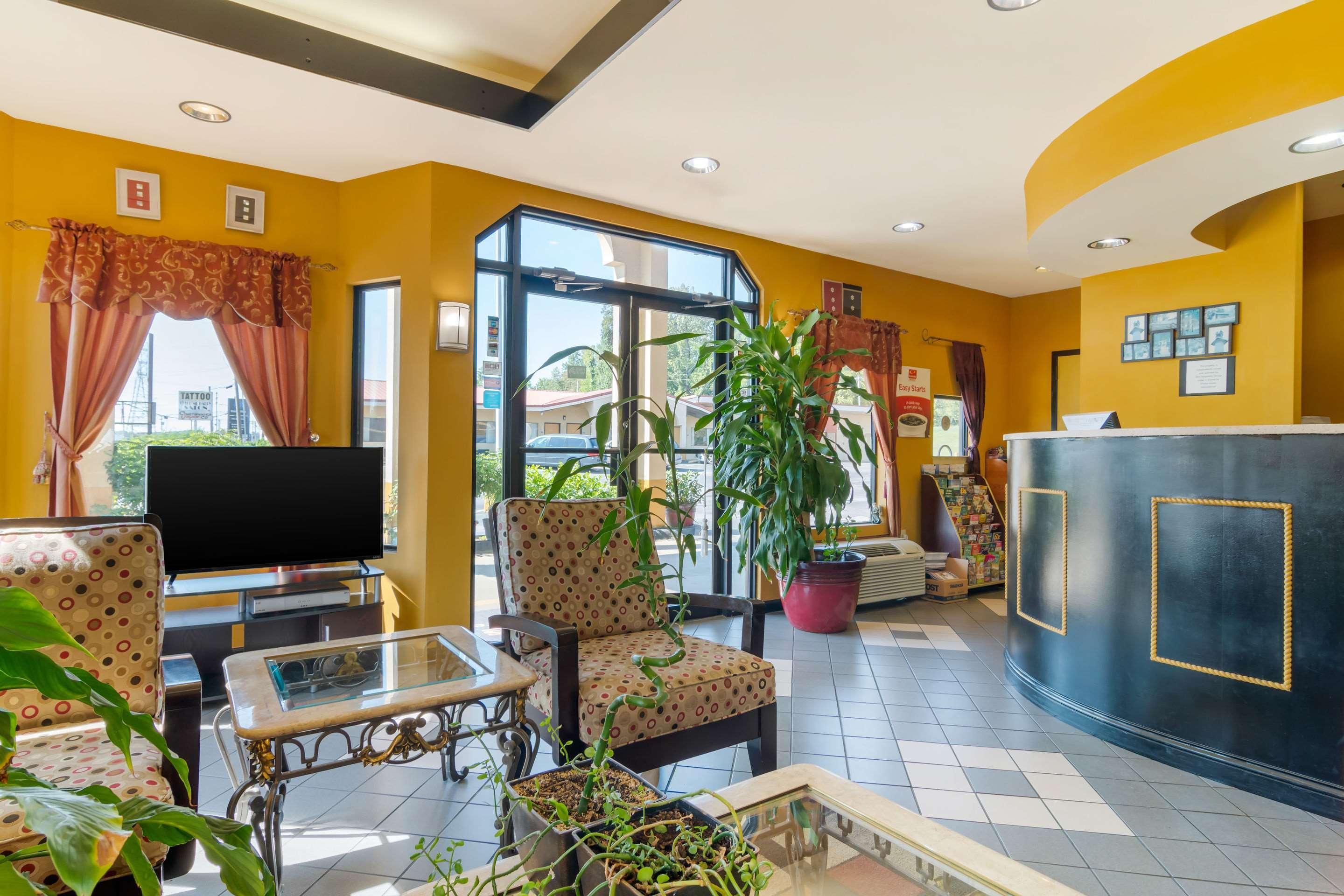 Econo Inn&suites Hotel 2*