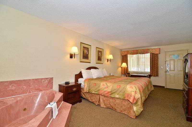 Econo Inn&suites Hotel